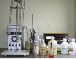 品質管理。めっき液分析機器で処理液を管理。